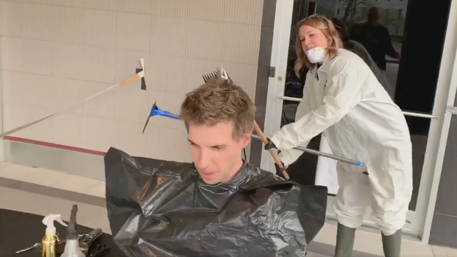 Jessesocialdistancinghaircut